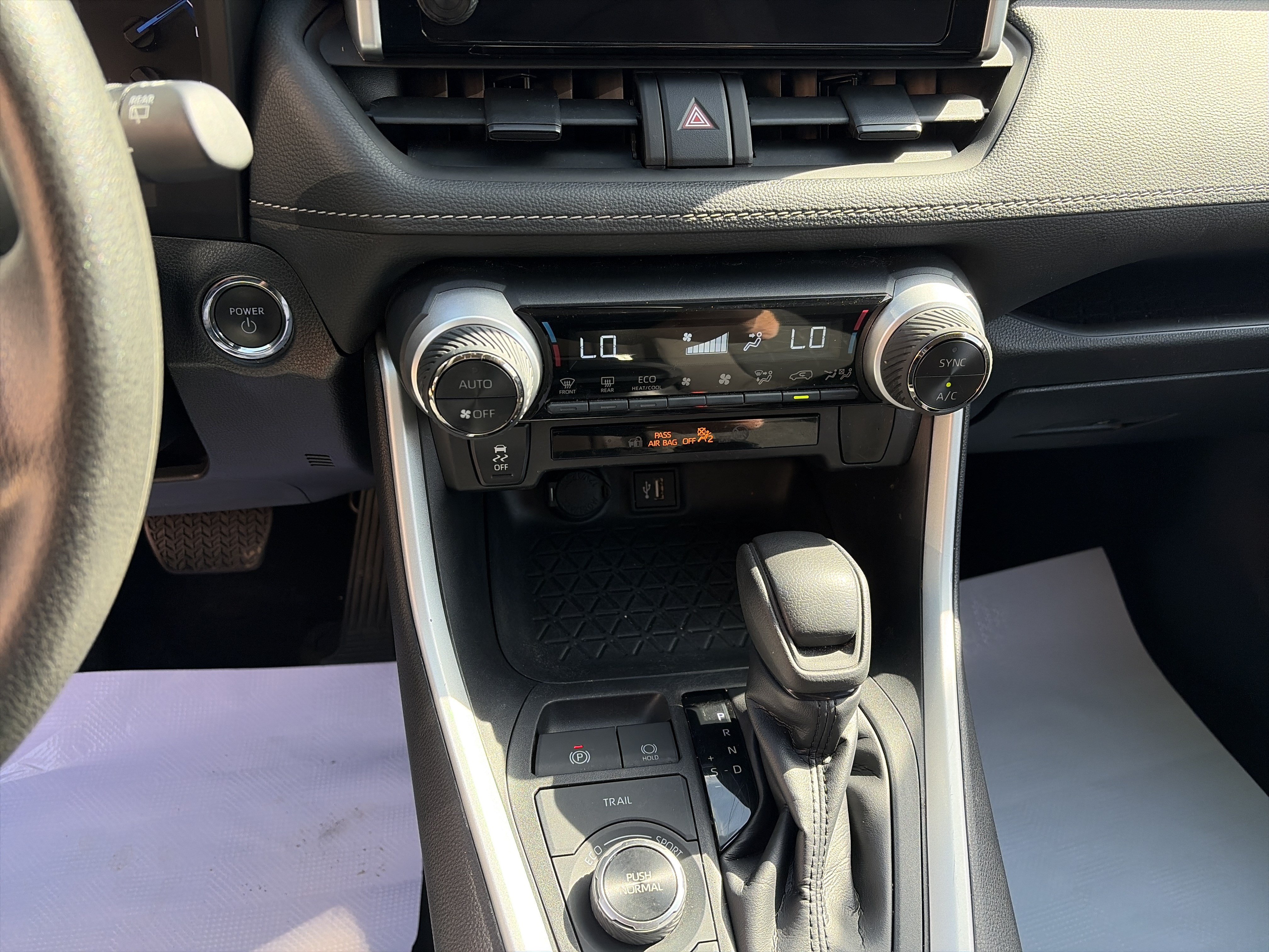 Used 2025 Toyota RAV4 XLE AWD/4WD image 24