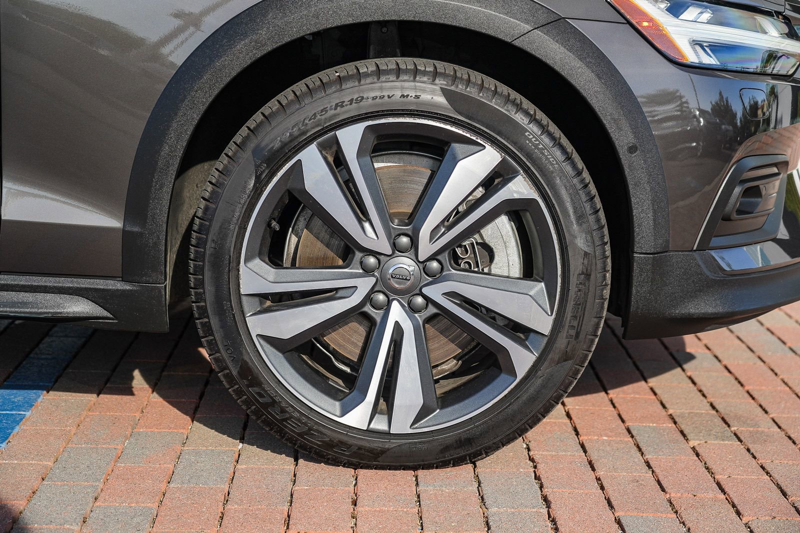 Used 2025 Volvo V60 B5 Cross Country Plus image 11