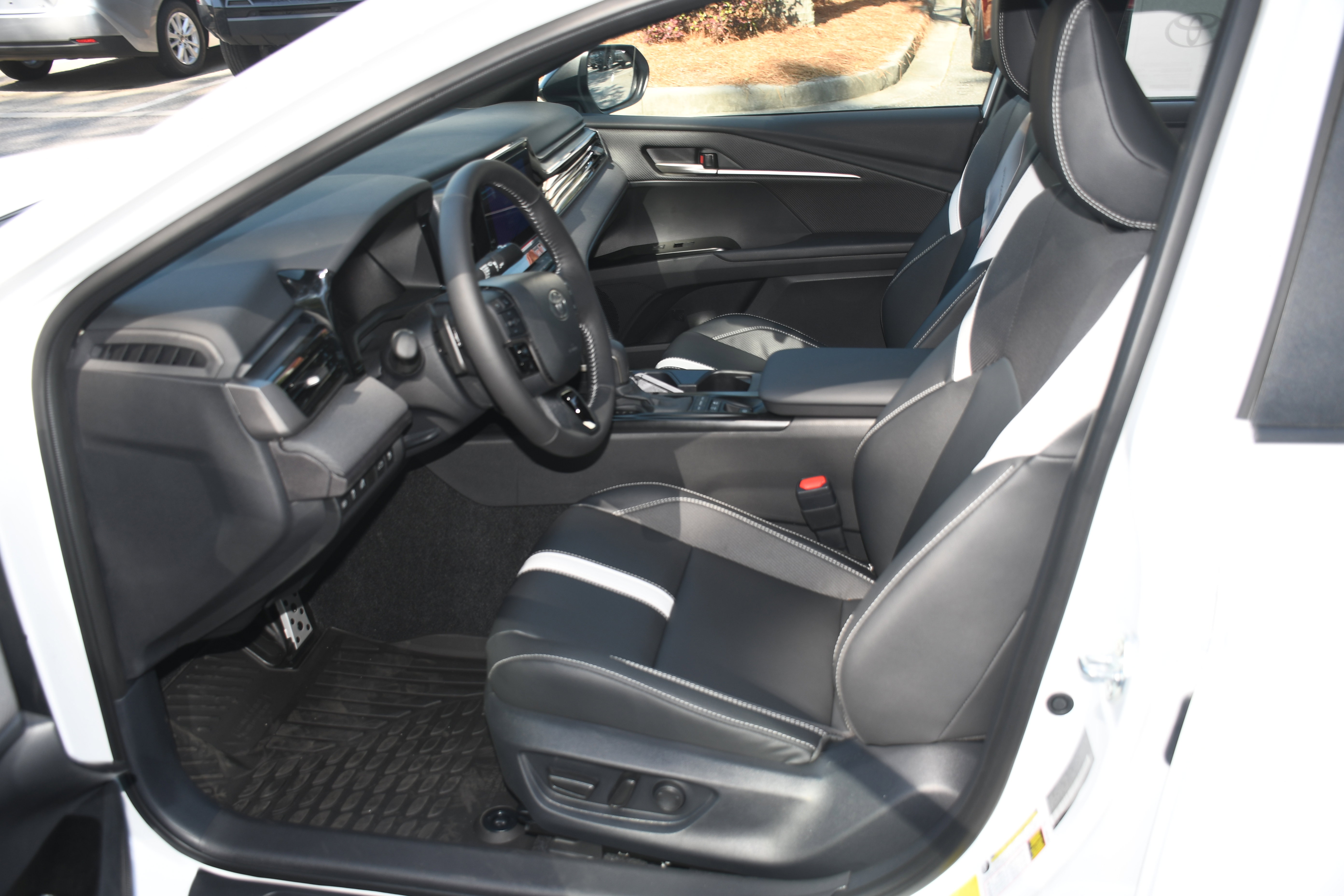 New 2026 Toyota Camry Hybrid FWD image 4