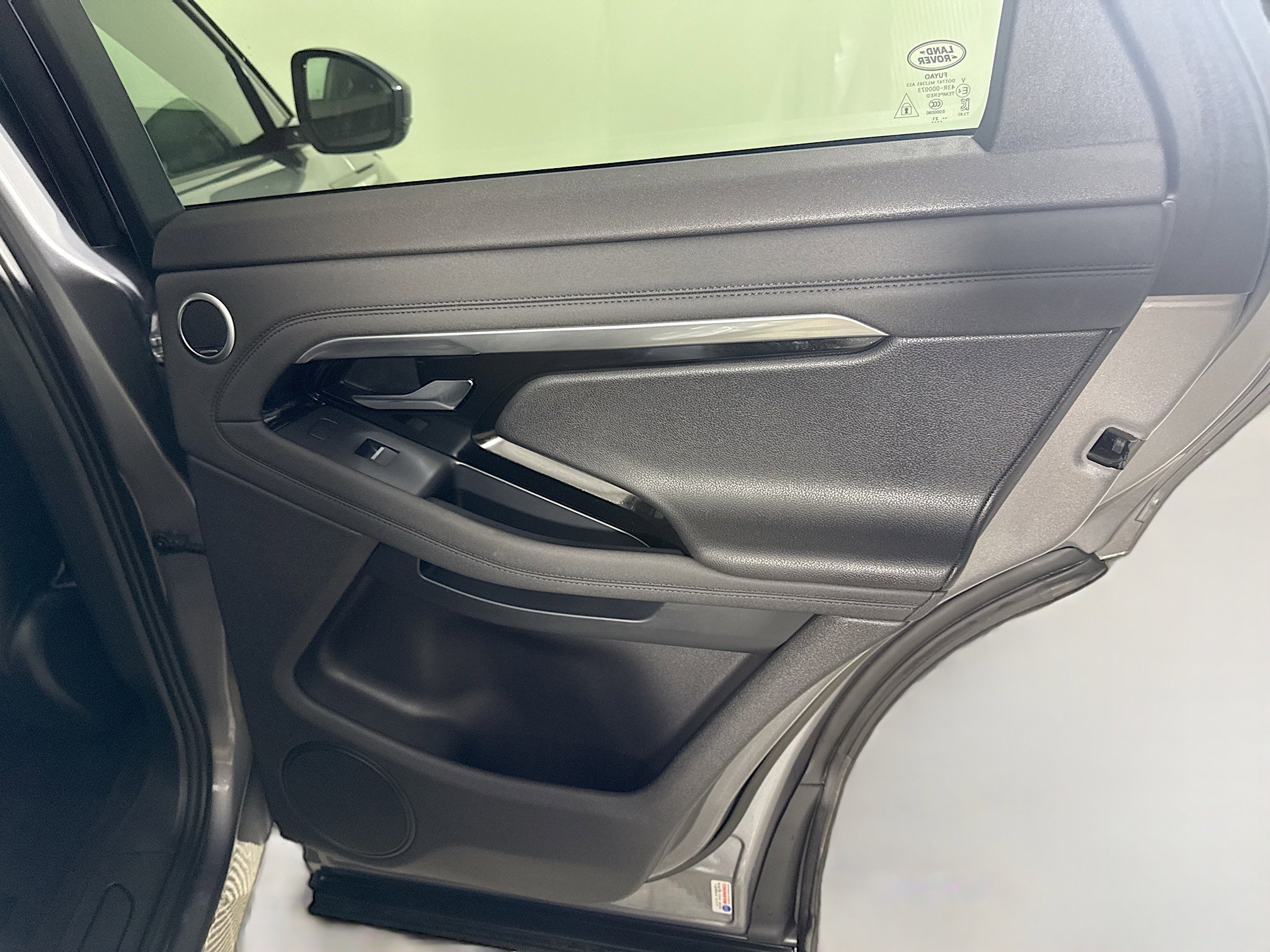 Used 2022 Land Rover Range Rover Evoque SE image 28