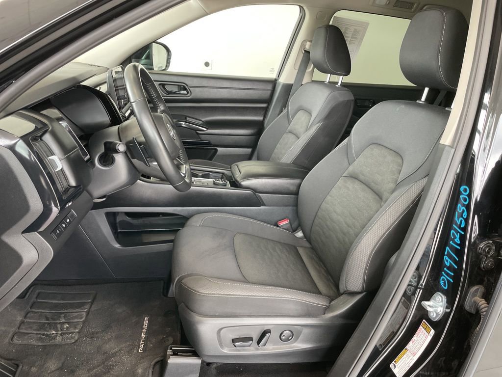 Used 2025 Nissan Pathfinder SV image 8