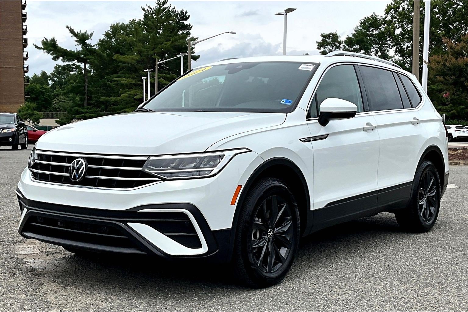 Used 2024 Volkswagen Tiguan SE w/ Panoramic Sunroof Package AWD/4WD image 1
