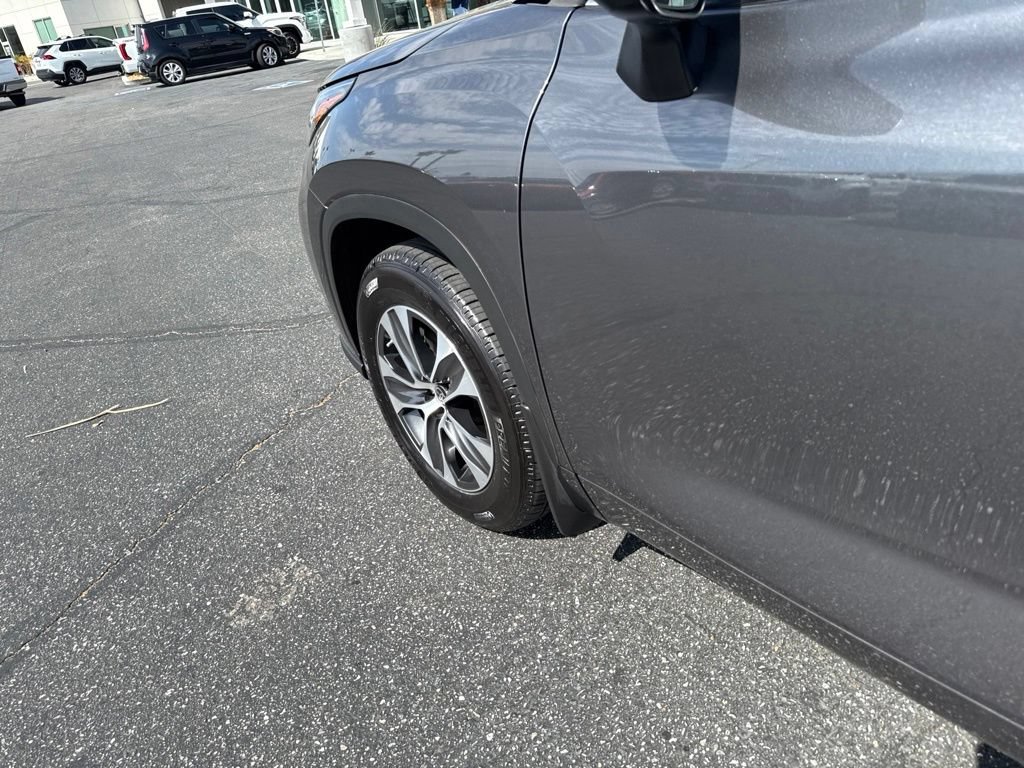 Used 2023 Toyota Highlander XLE AWD/4WD image 11