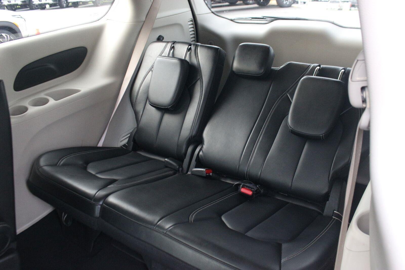 Used 2024 Chrysler Pacifica Touring-L FWD image 32