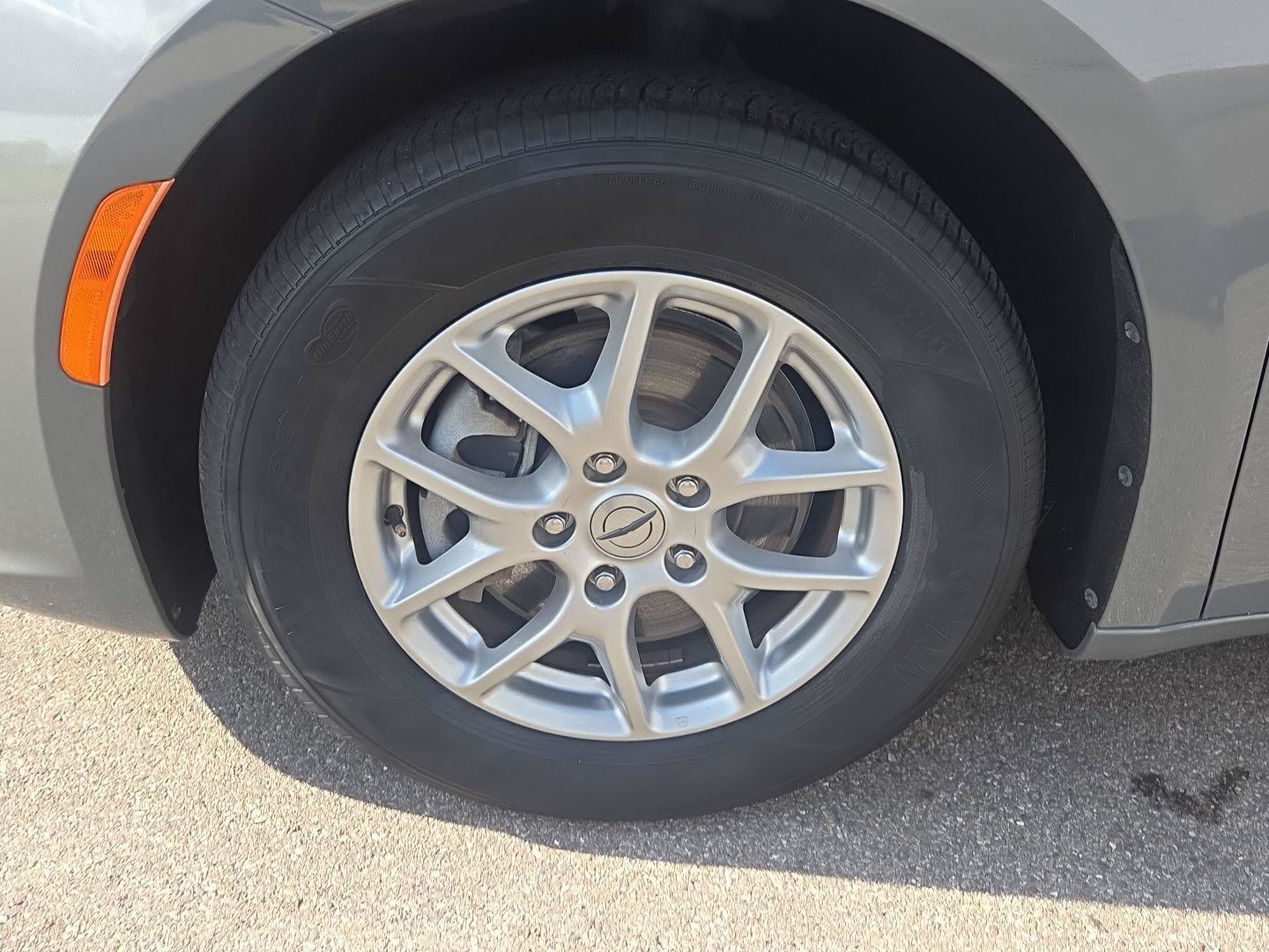 Used 2023 Chrysler Pacifica Touring-L FWD image 11