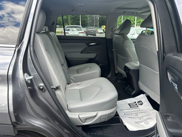 Used 2024 Toyota Highlander XLE AWD/4WD image 21