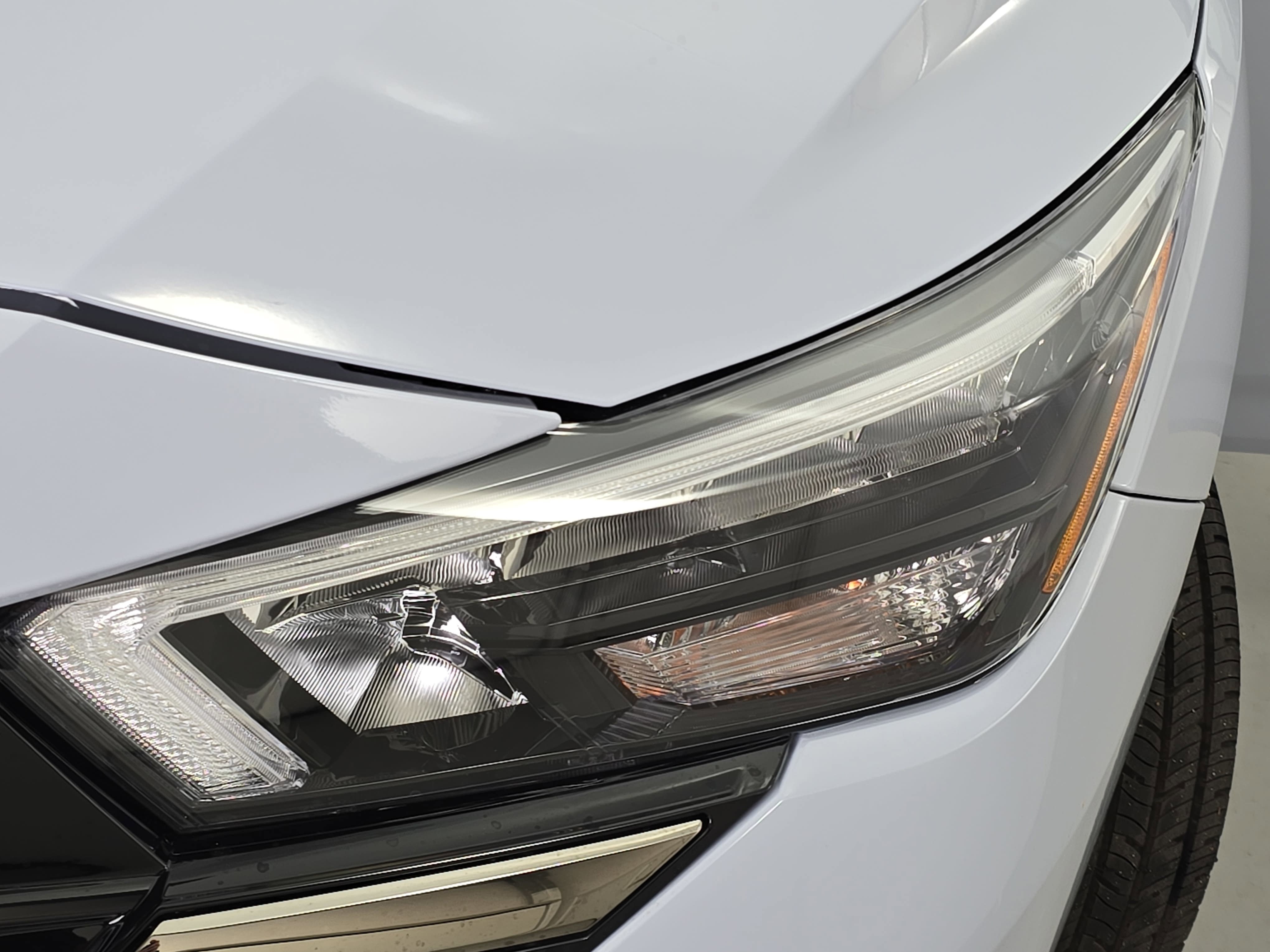 New 2025 Nissan Versa SR w/ Trunk Package FWD image 28