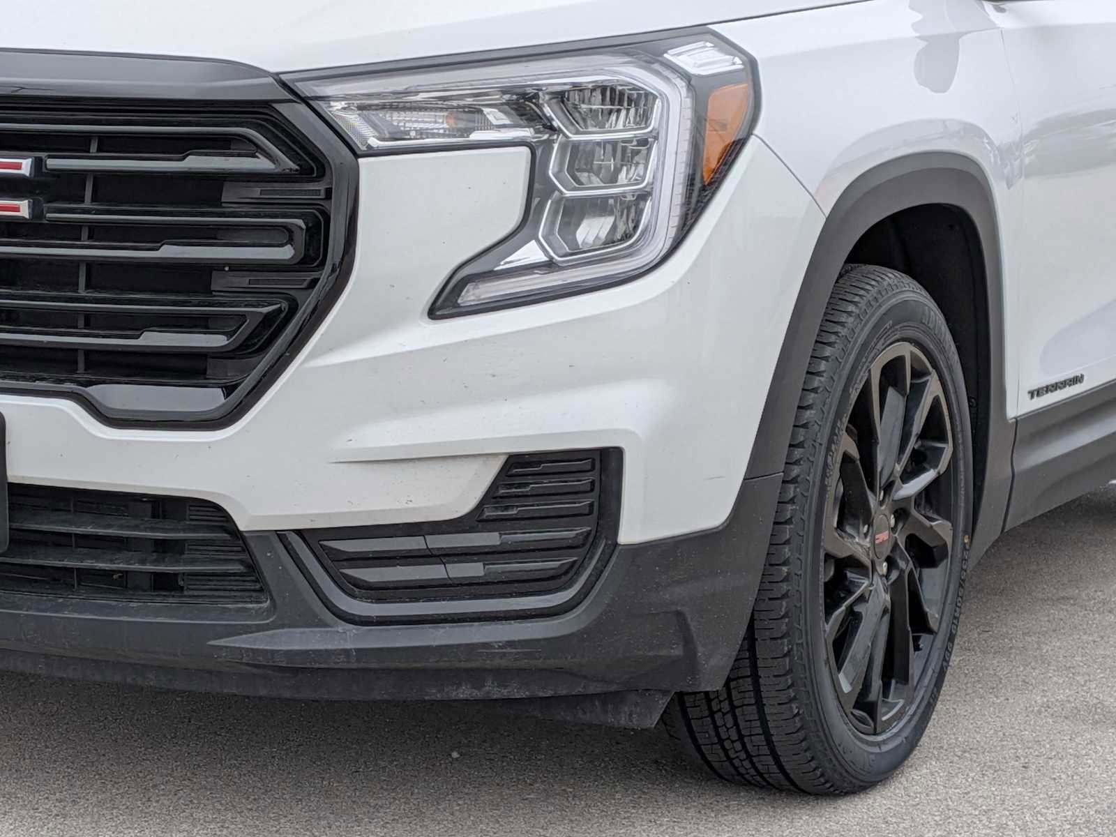 Used 2023 GMC Terrain SLE w/ Driver Convenience Package image 10