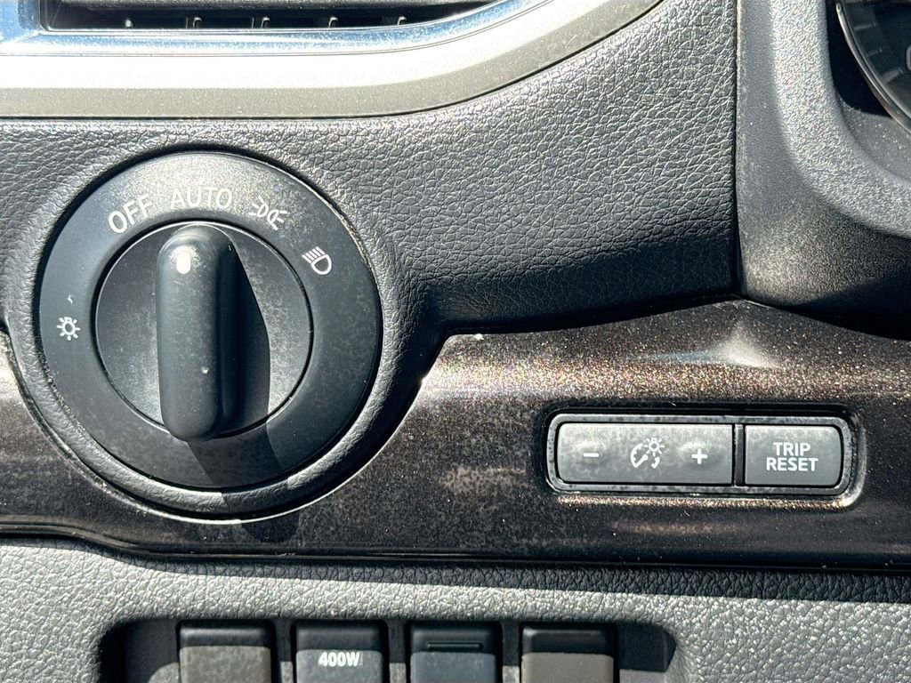 Used 2019 Nissan Titan SV w/ SV Convenience Package image 11