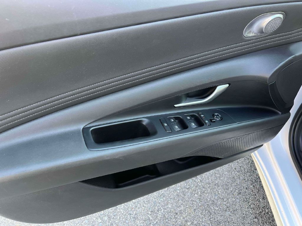 Used 2025 Hyundai Elantra SEL FWD image 12