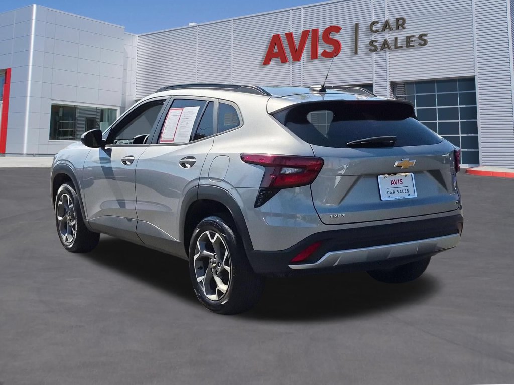 Used 2025 Chevrolet Trax LT FWD image 9