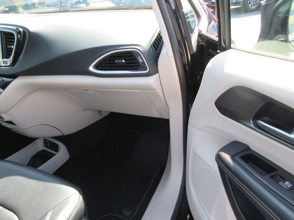 Used 2024 Chrysler Pacifica Touring-L FWD image 18