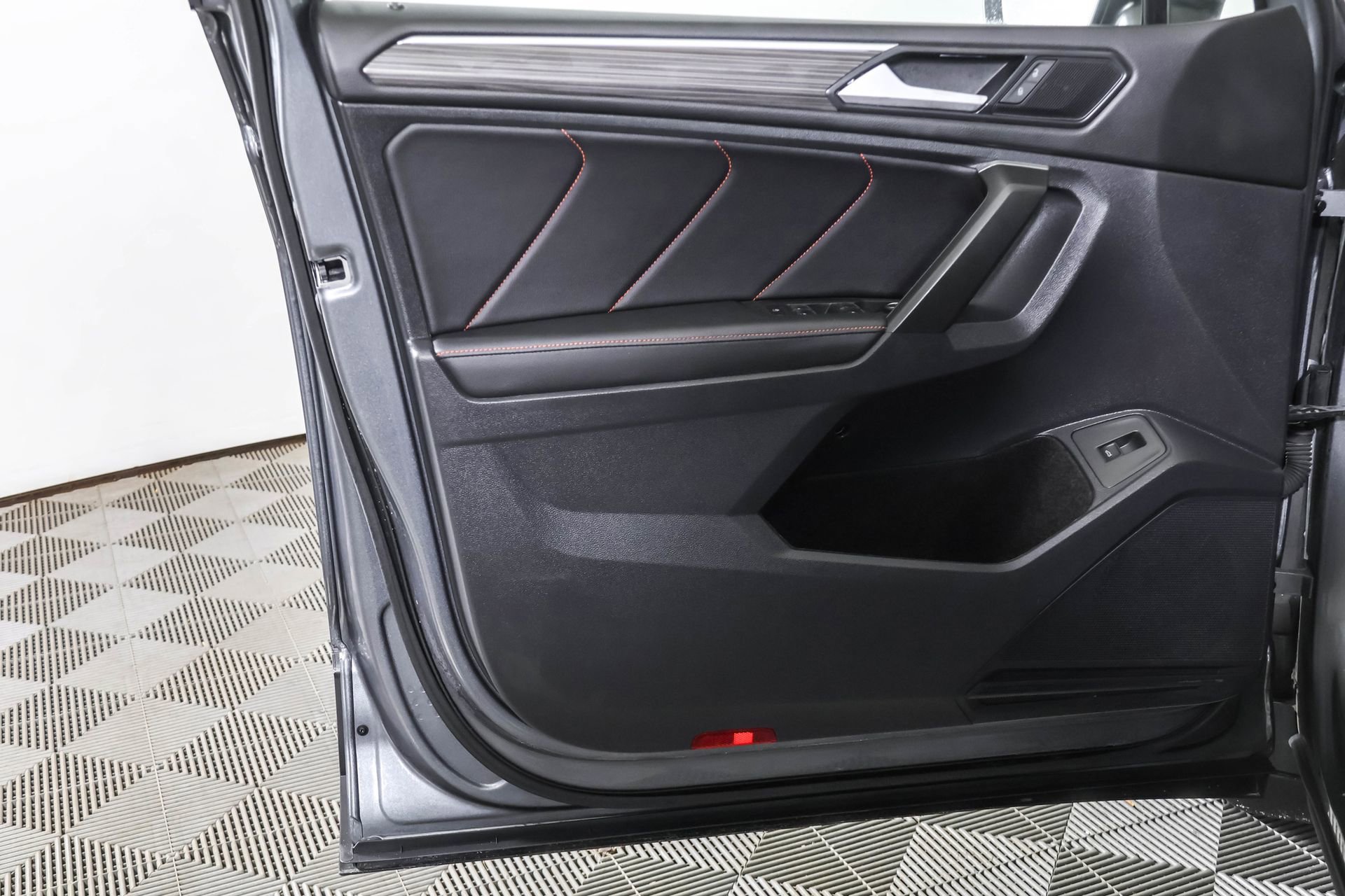 Used 2024 Volkswagen Tiguan Wolfsburg Edition image 31