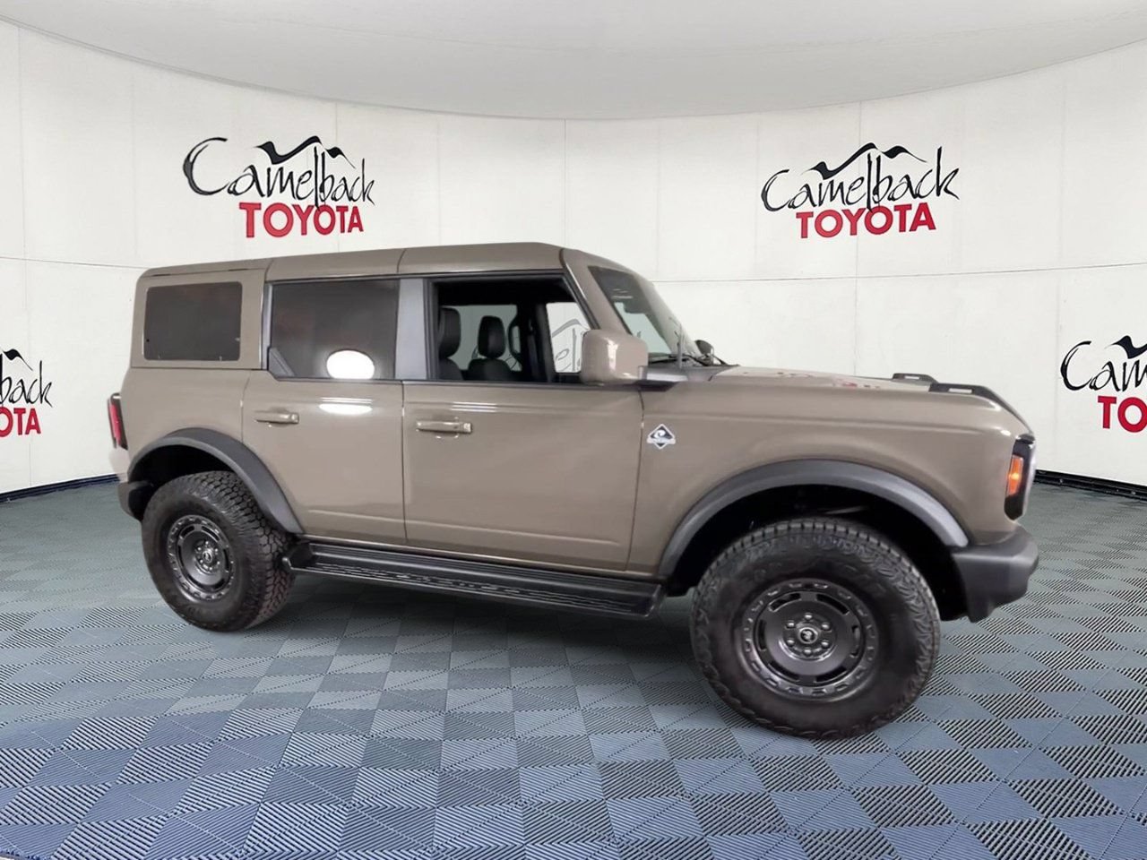 Used 2025 Ford Bronco Outer Banks w/ Sasquatch Package AWD/4WD image 2