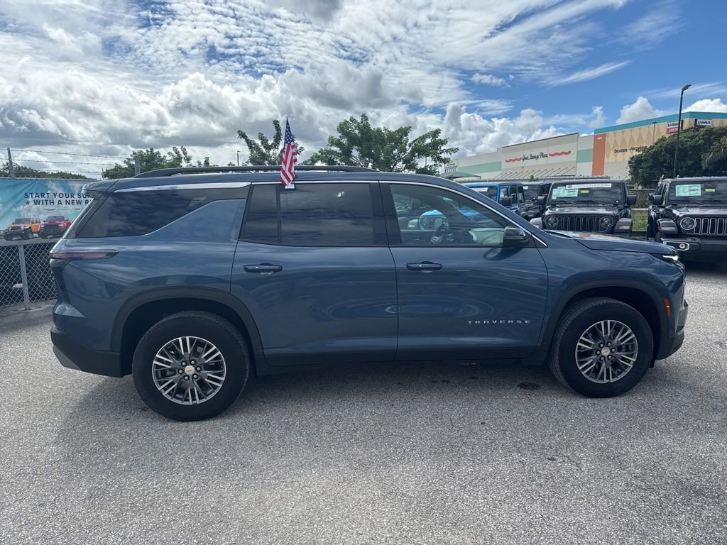 Used 2025 Chevrolet Traverse LT image 19
