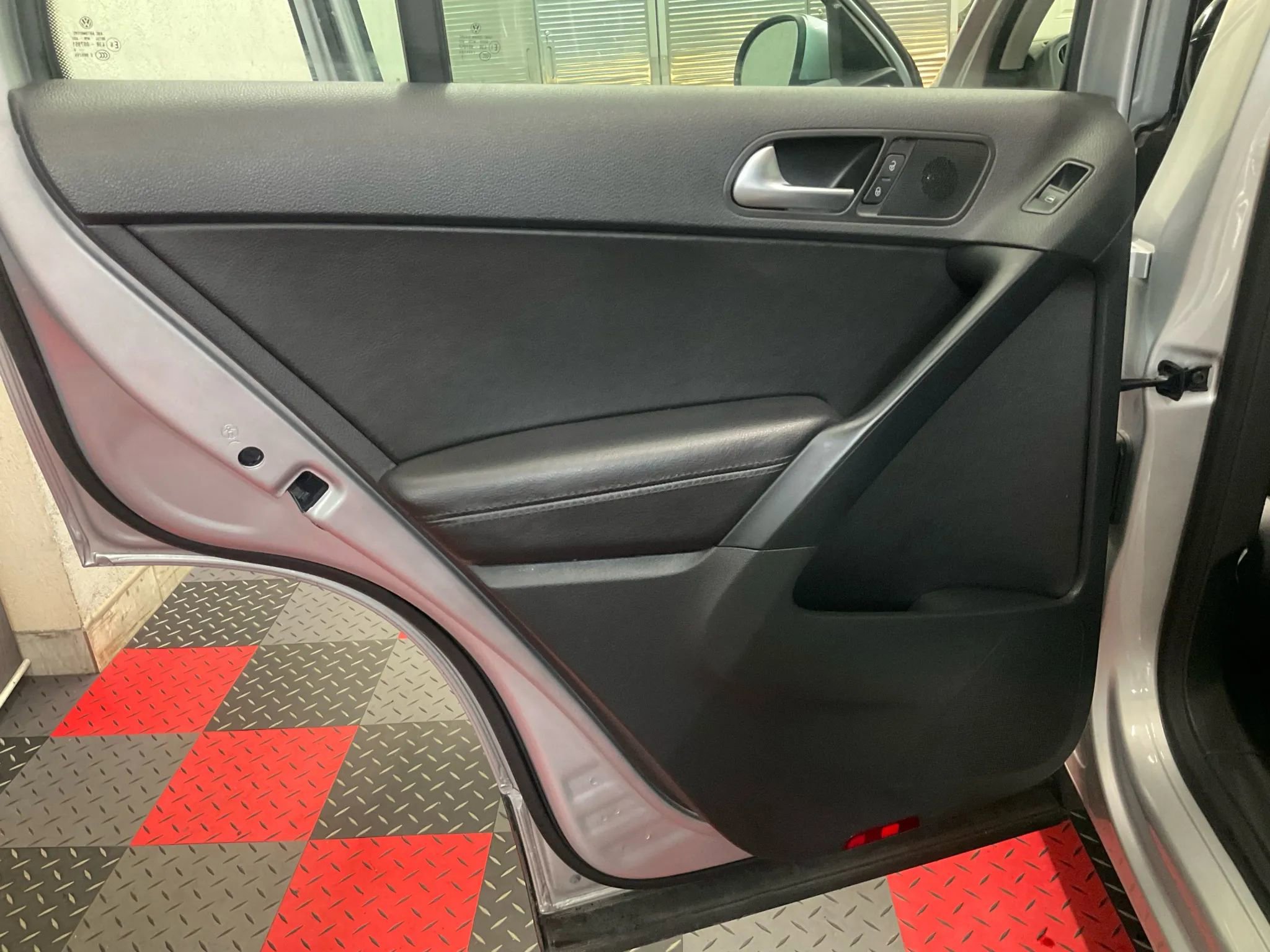 Used 2017 Volkswagen Tiguan S image 9