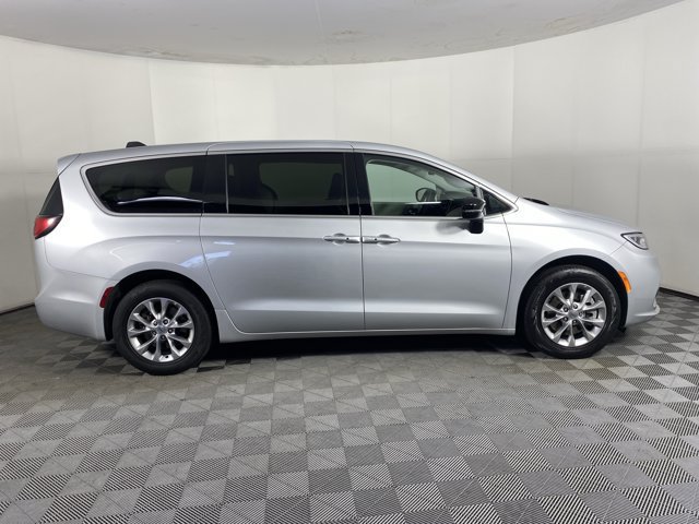 Used 2024 Chrysler Pacifica Touring-L AWD/4WD image 5