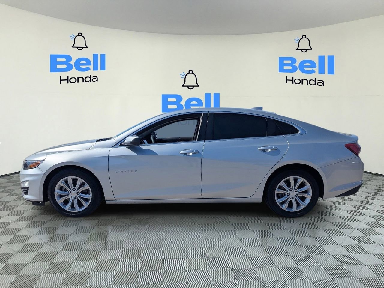 Used 2020 Chevrolet Malibu LT FWD image 2