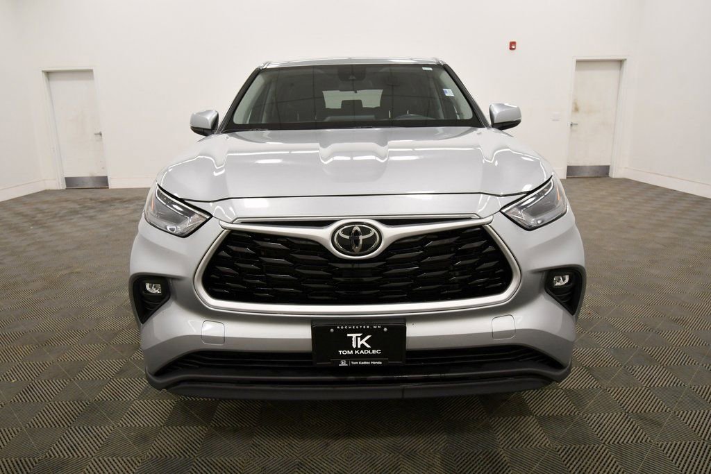 Used 2024 Toyota Highlander LE AWD/4WD image 11