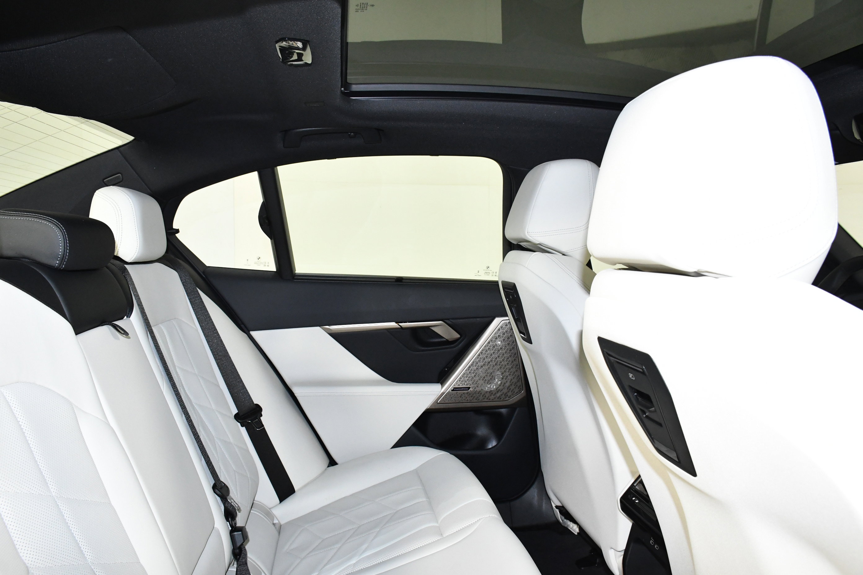 Used 2025 BMW i5 eDrive40i w/ Executive Package image 25