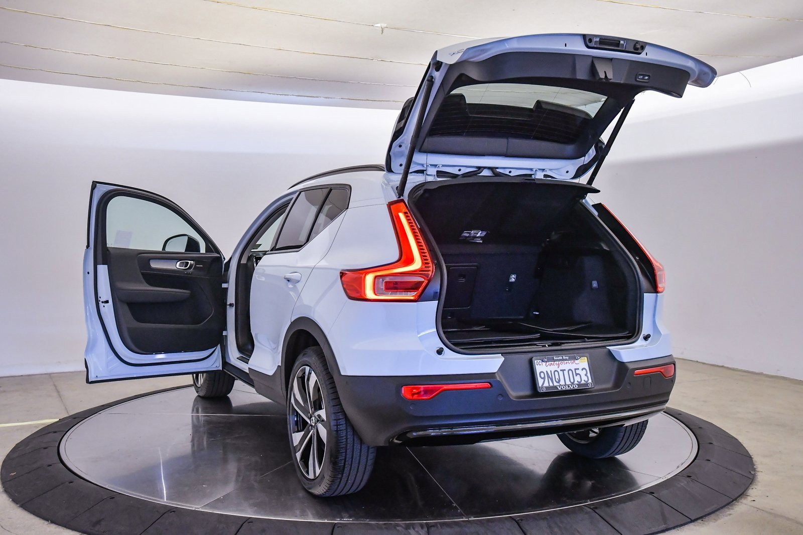Used 2025 Volvo XC40 B5 Ultra w/ Climate Package image 29