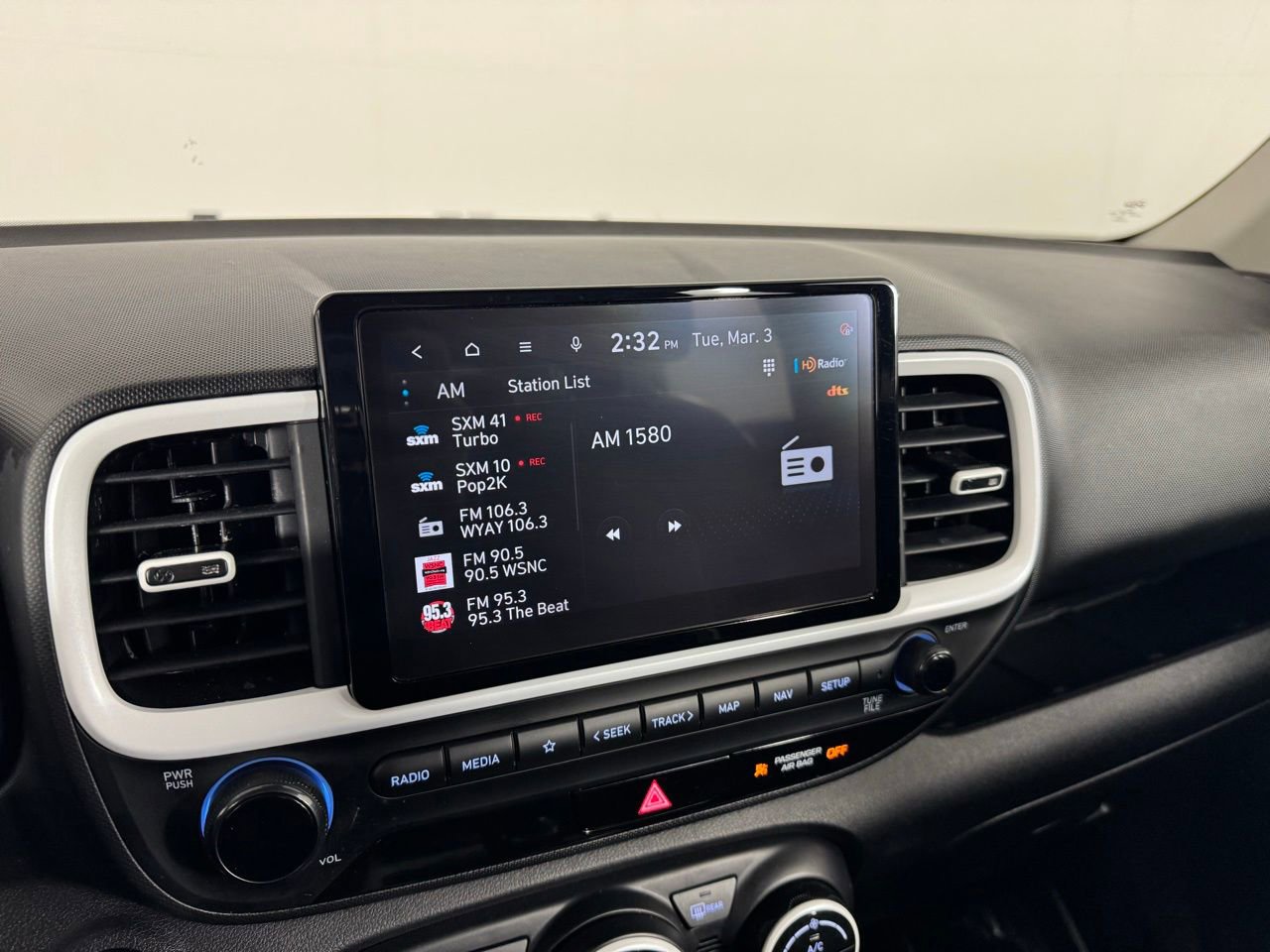 Used 2024 Hyundai Venue Limited image 15