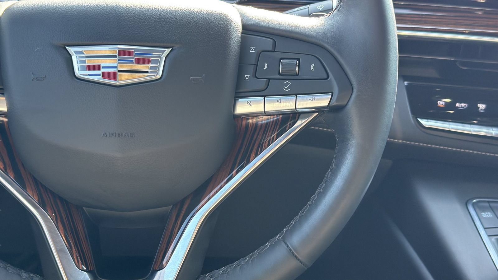 Used 2022 Cadillac Escalade Premium Luxury w/ Performance Package AWD/4WD image 13