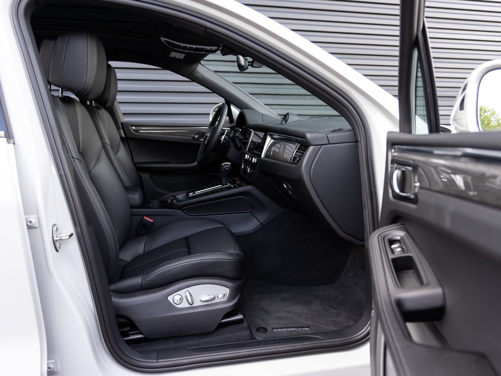 New 2025 Porsche Macan AWD/4WD image 32