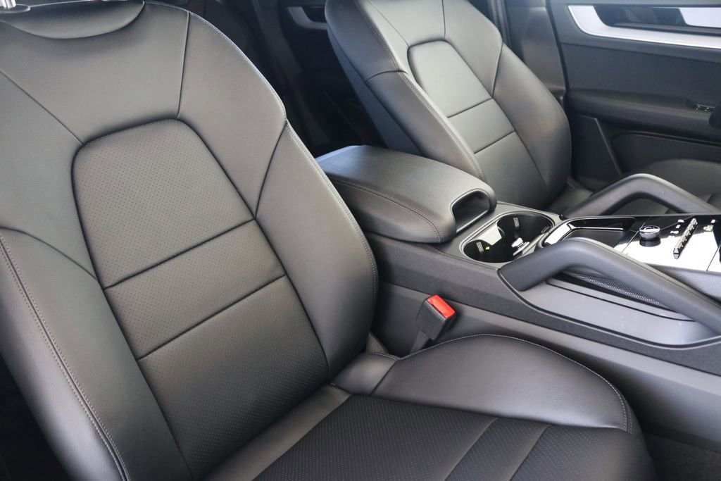 Used 2024 Porsche Cayenne image 40