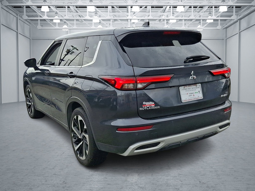 Used 2024 Mitsubishi Outlander 4WD Plug-In Hybrid image 3
