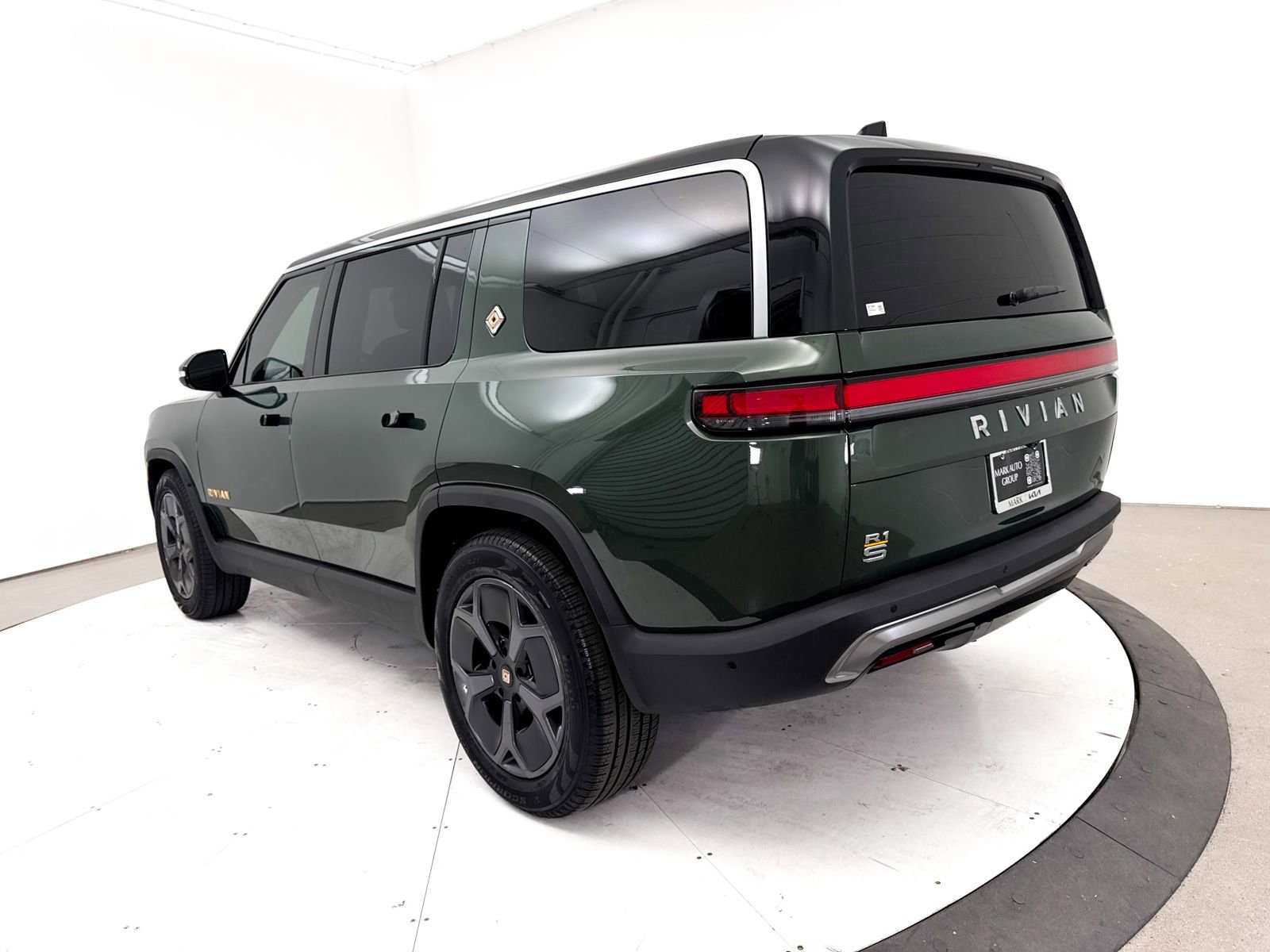 Used 2024 Rivian R1S Adventure AWD/4WD image 16