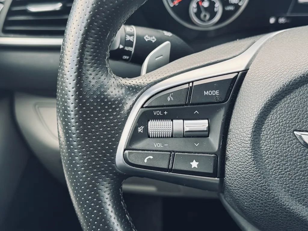 Used 2023 Genesis G70 2.0T image 12