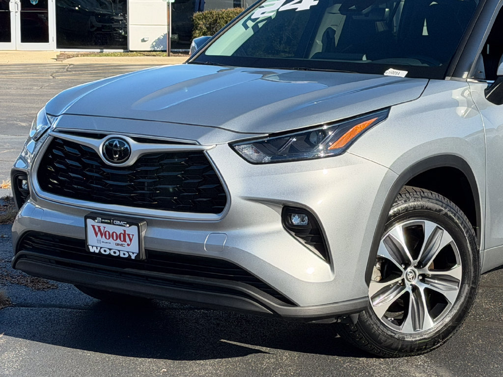 Used 2024 Toyota Highlander XLE FWD image 4