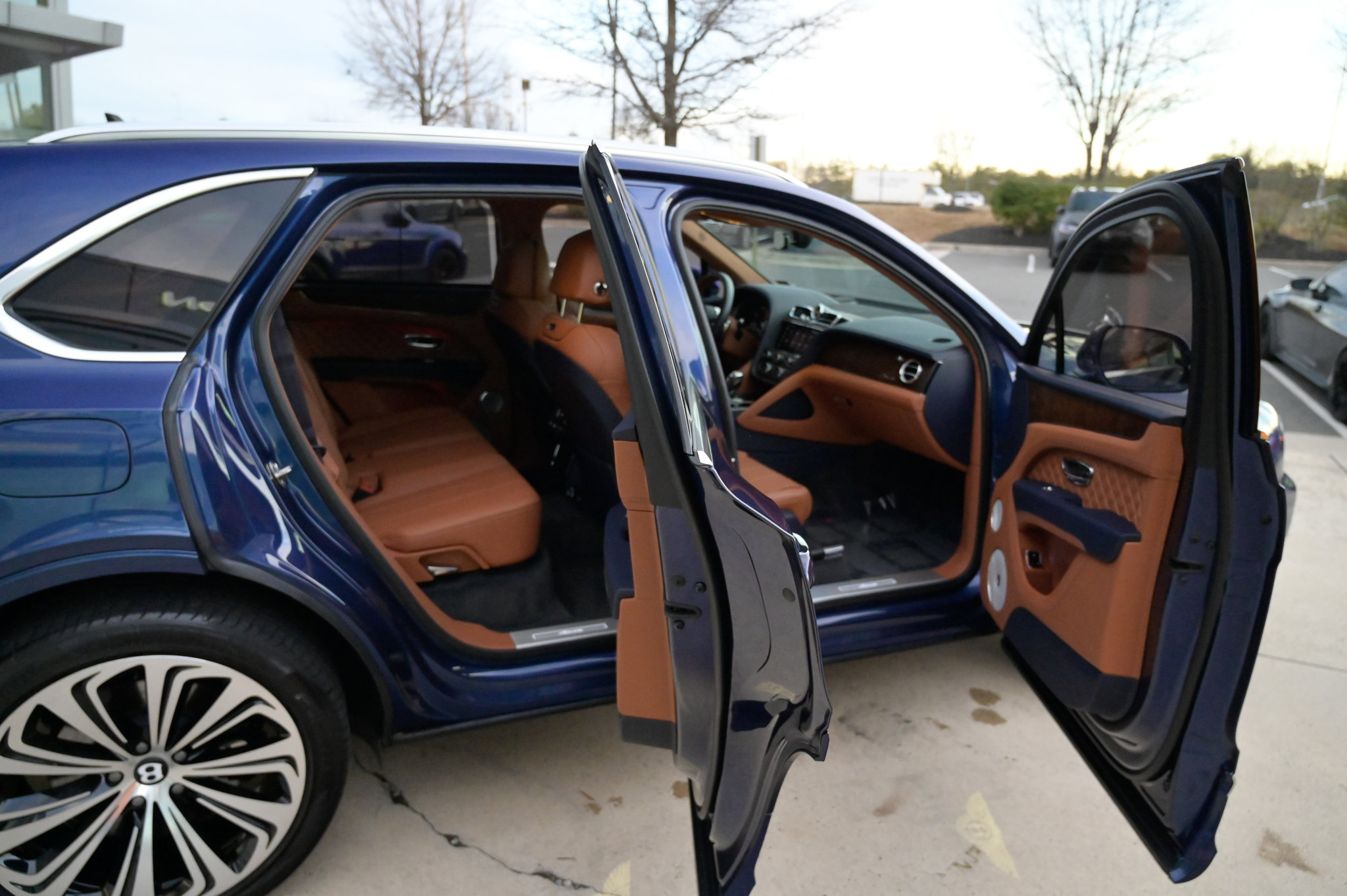 Used 2023 Bentley Bentayga image 54