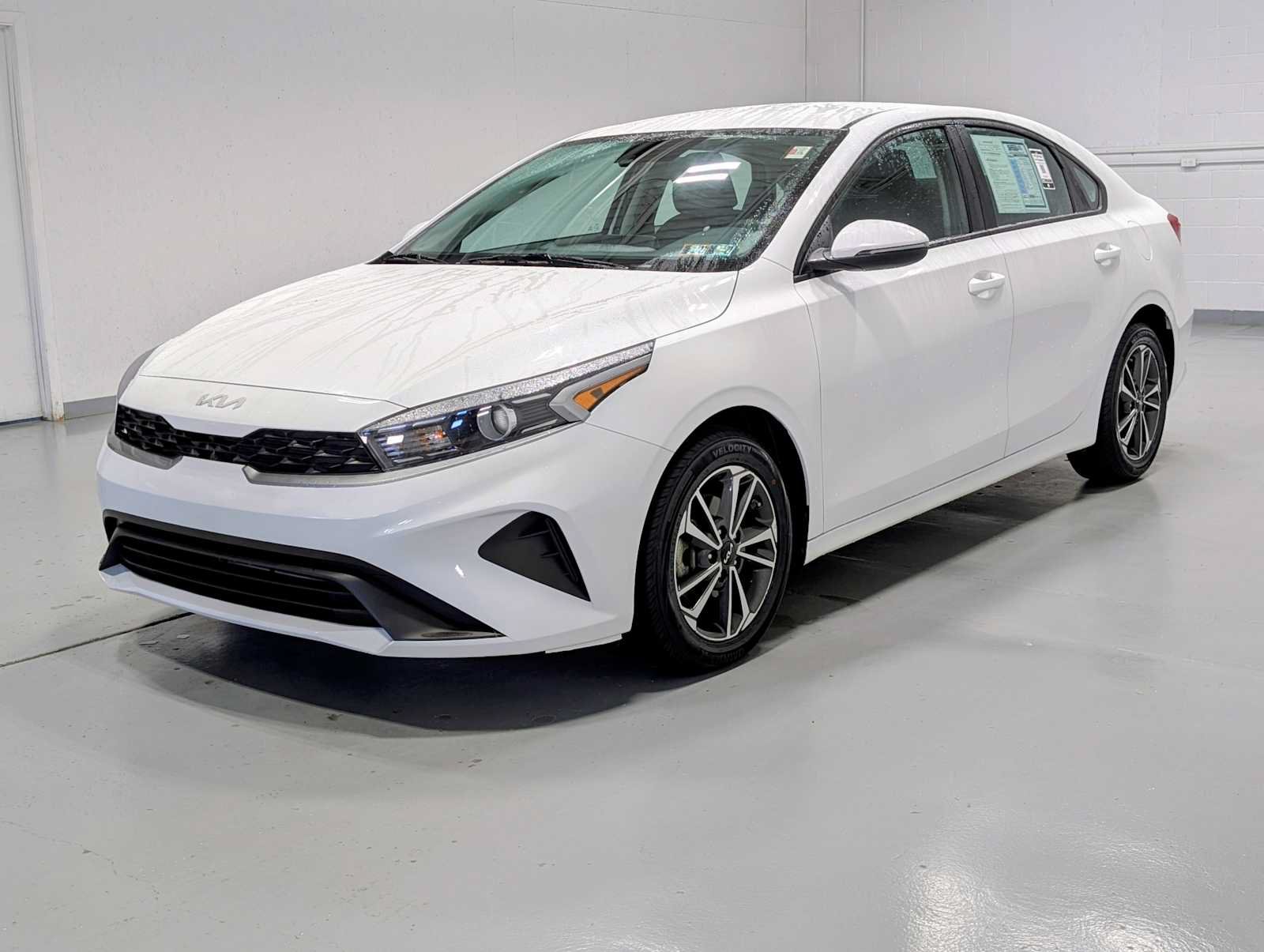 Used 2024 Kia Forte LXS w/ LXS Technology Package FWD image 1