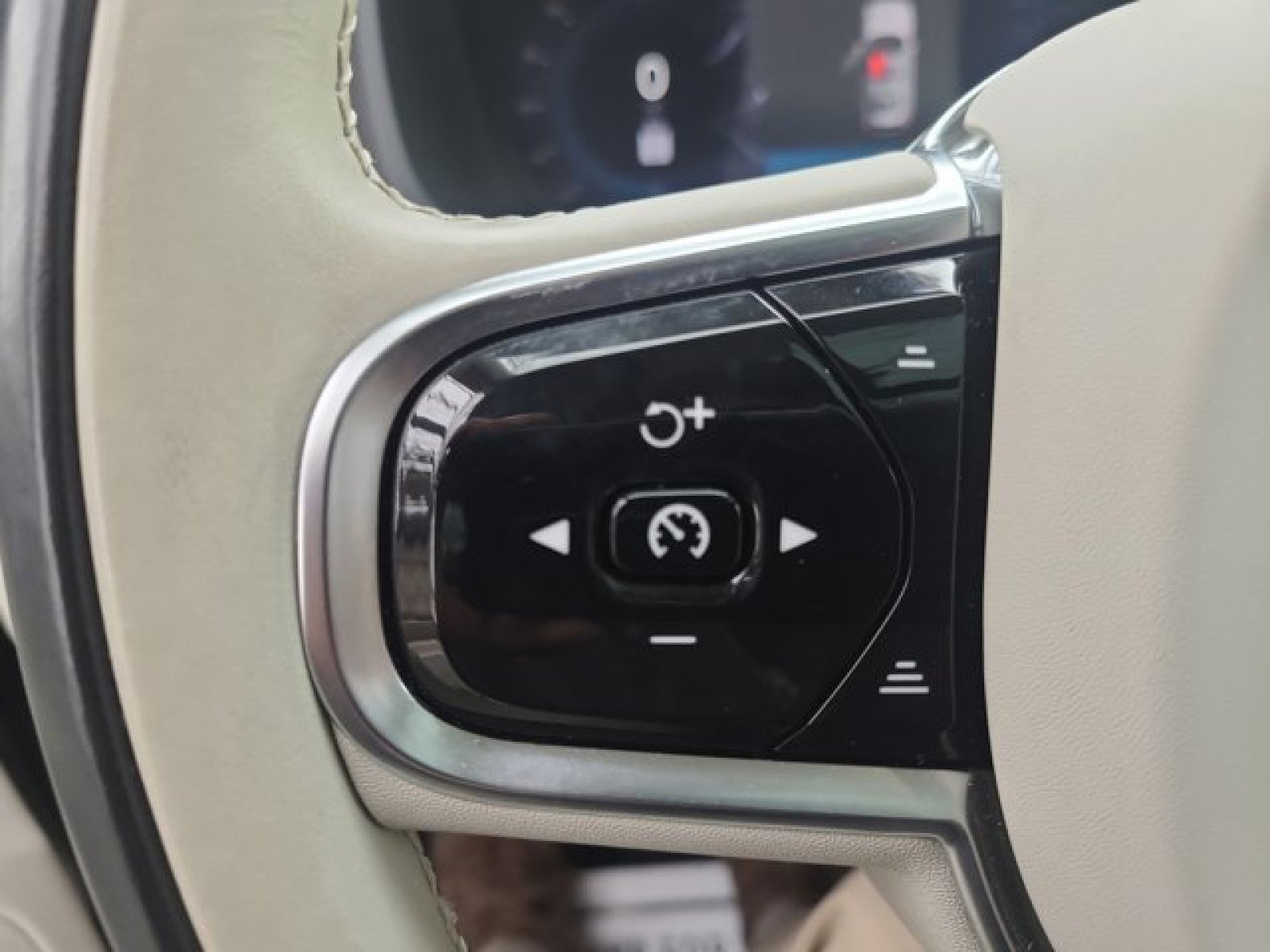 Used 2023 Volvo XC90 B6 Plus w/ Protection Package image 28
