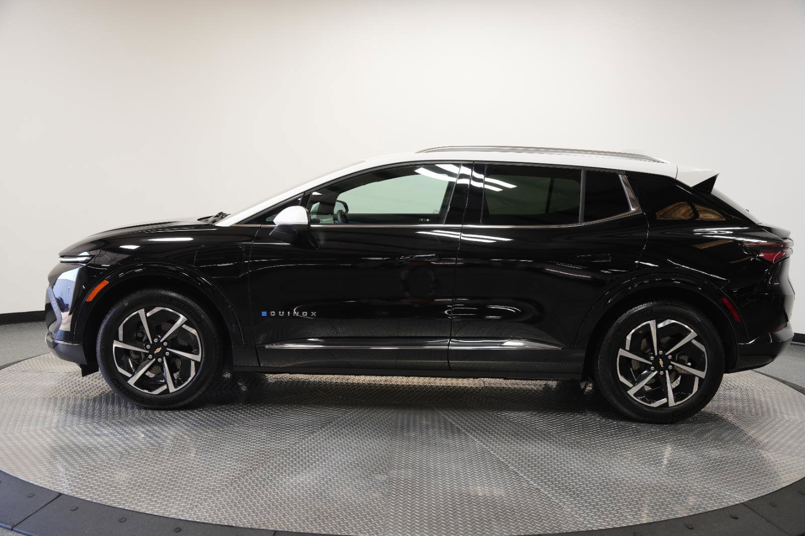 Used 2025 Chevrolet Equinox EV LT w/ Convenience Package image 4