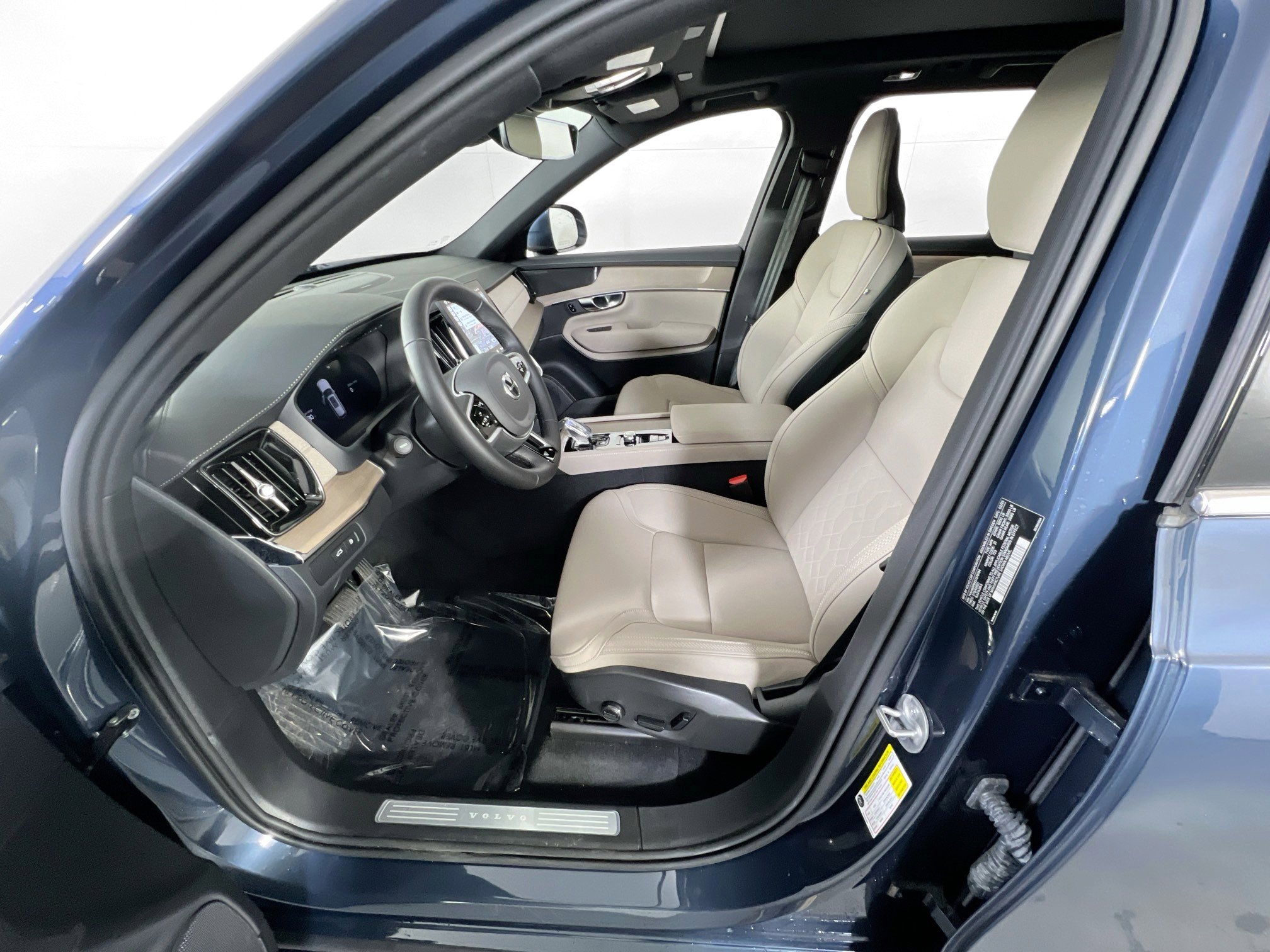 Used 2025 Volvo XC90 T8 Plus w/ Protection Package Premier image 21