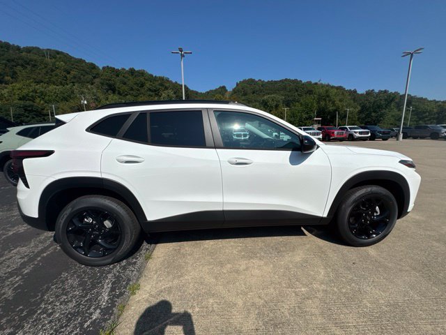 New 2026 Chevrolet Trax LT w/ Sunroof Package FWD image 8