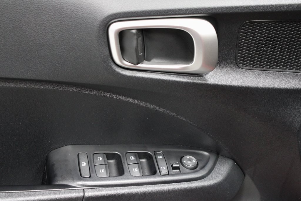 Used 2022 Hyundai Venue SEL image 24