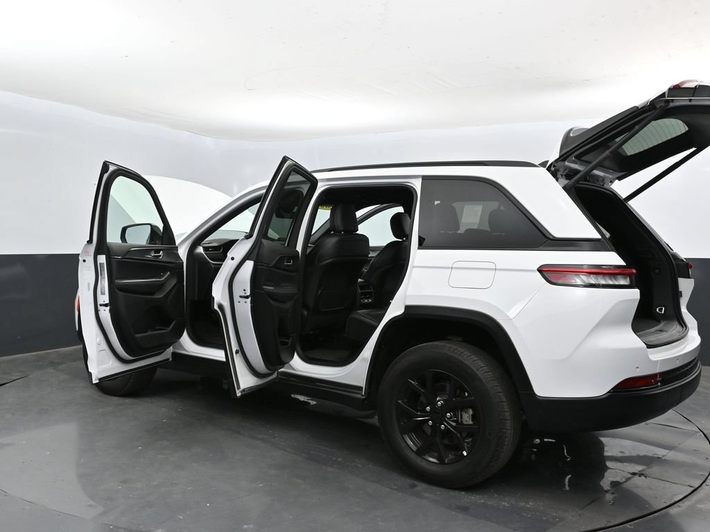 Used 2025 Jeep Grand Cherokee Altitude AWD/4WD image 50