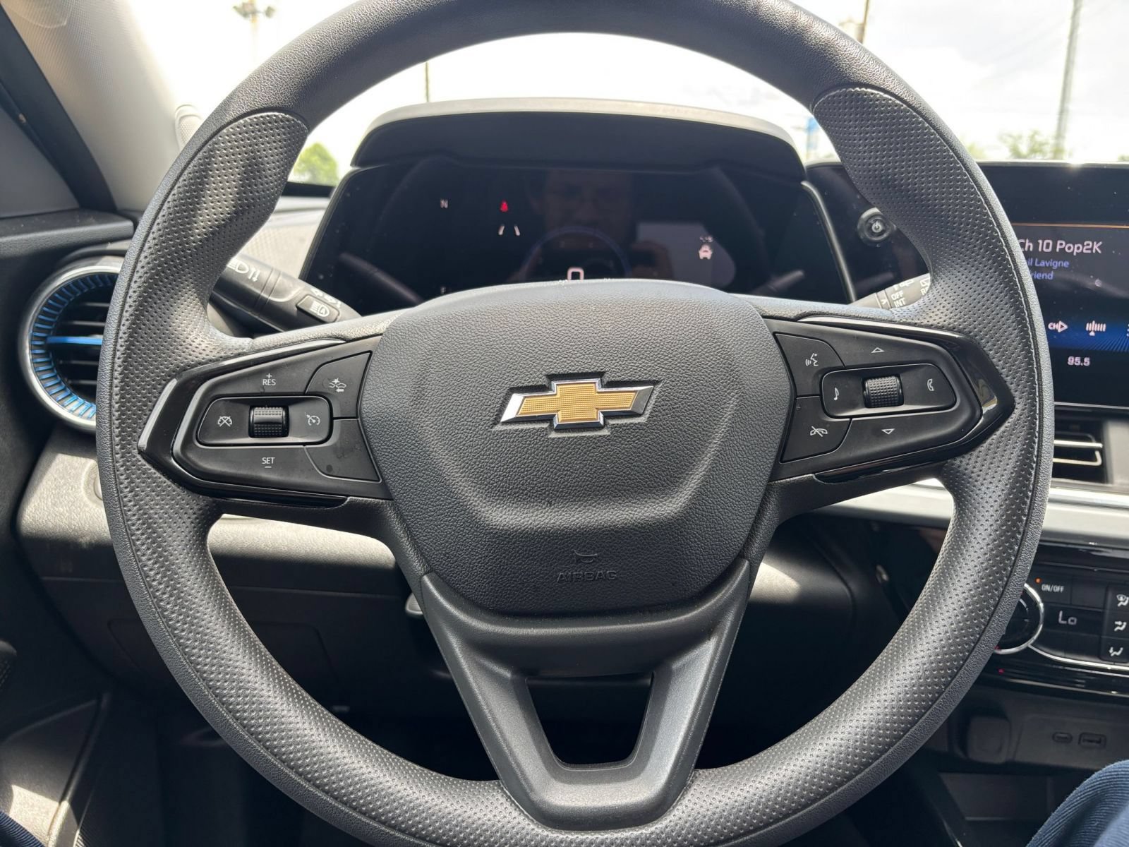 Used 2025 Chevrolet Trax LT FWD image 22