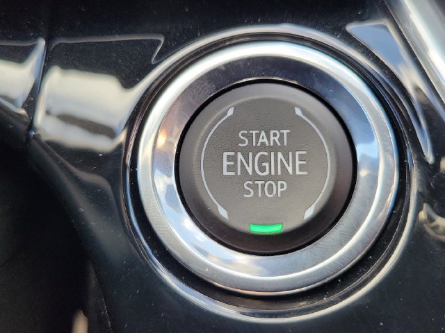 Used 2025 Chevrolet Trax RS FWD image 35