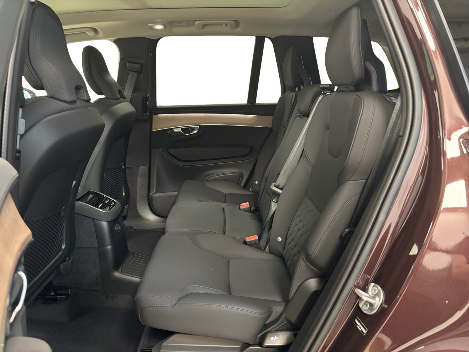 New 2026 Volvo XC90 T8 Plus w/ Protection Package Premier AWD/4WD image 13