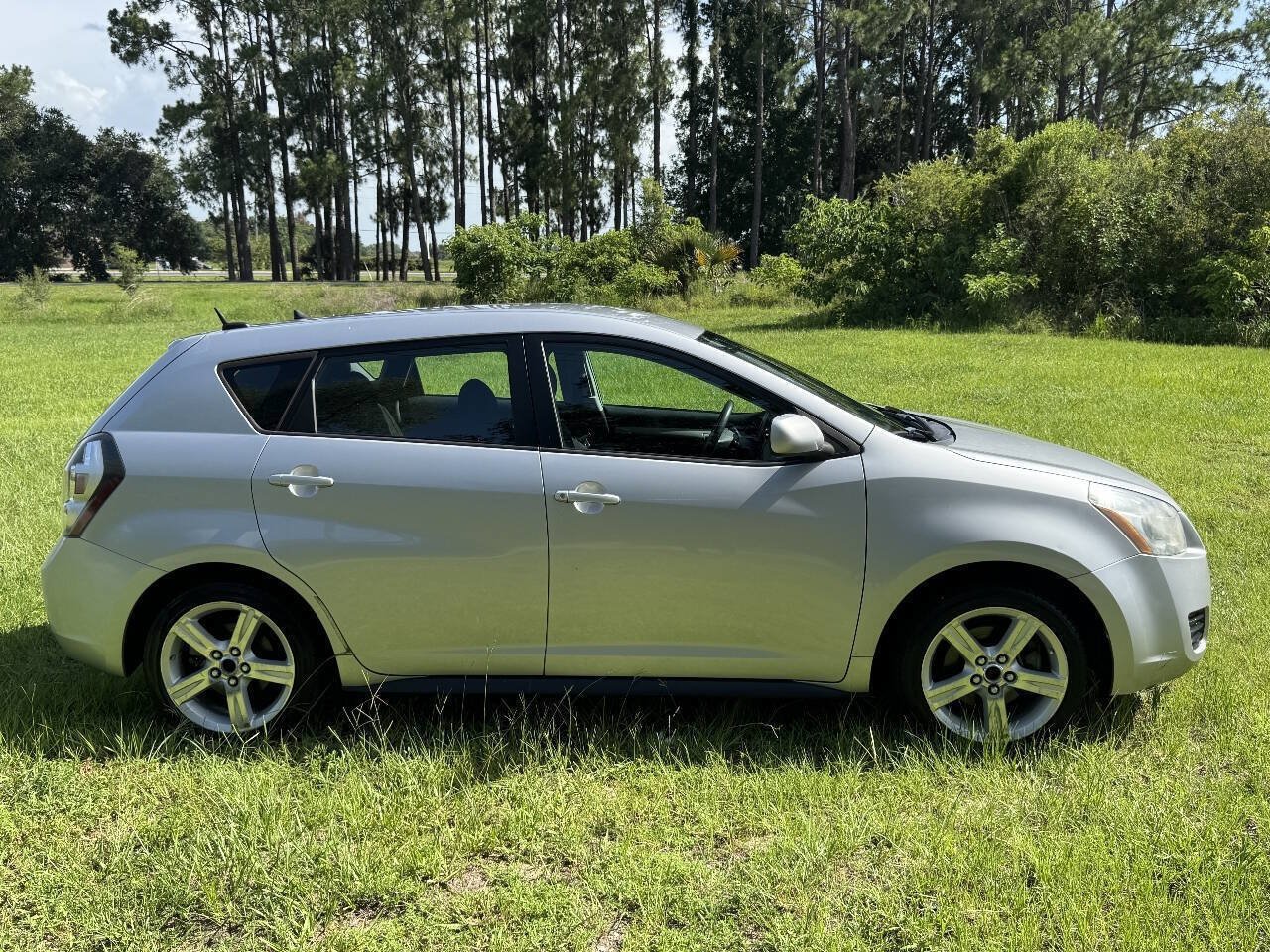 Used 2009 Pontiac Vibe w/ Preferred Package FWD image 3