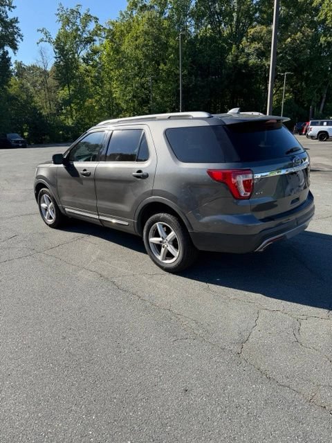 Used 2017 Ford Explorer XLT w/ Equipment Group 202A AWD/4WD image 3