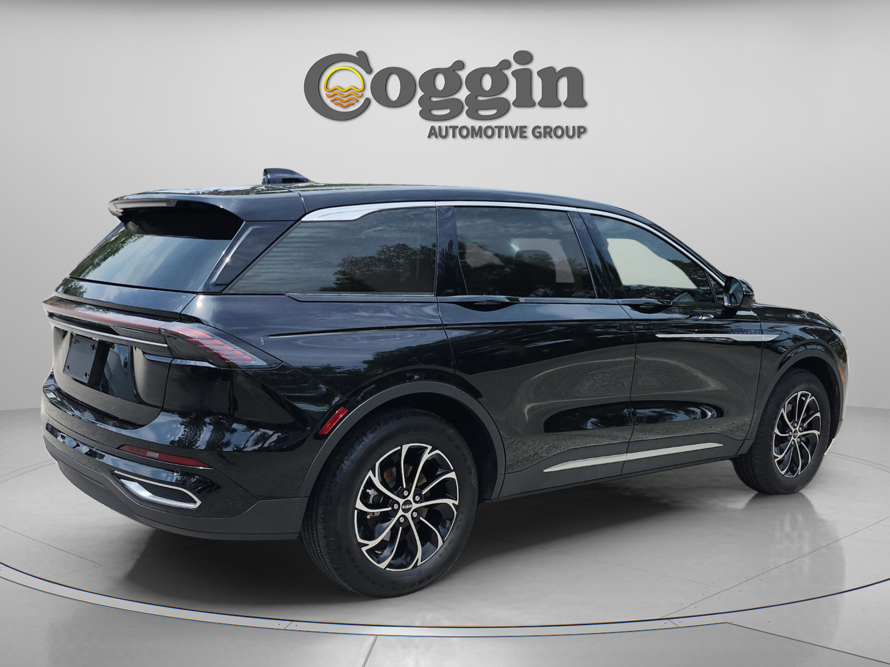 Used 2025 Lincoln Nautilus Premier AWD/4WD image 5