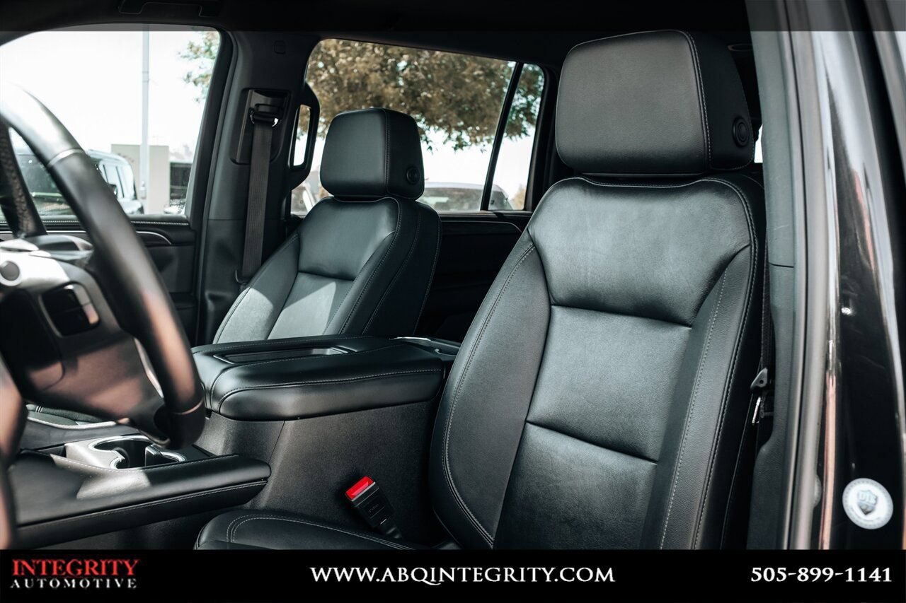 Used 2024 Chevrolet Suburban LT RWD image 18