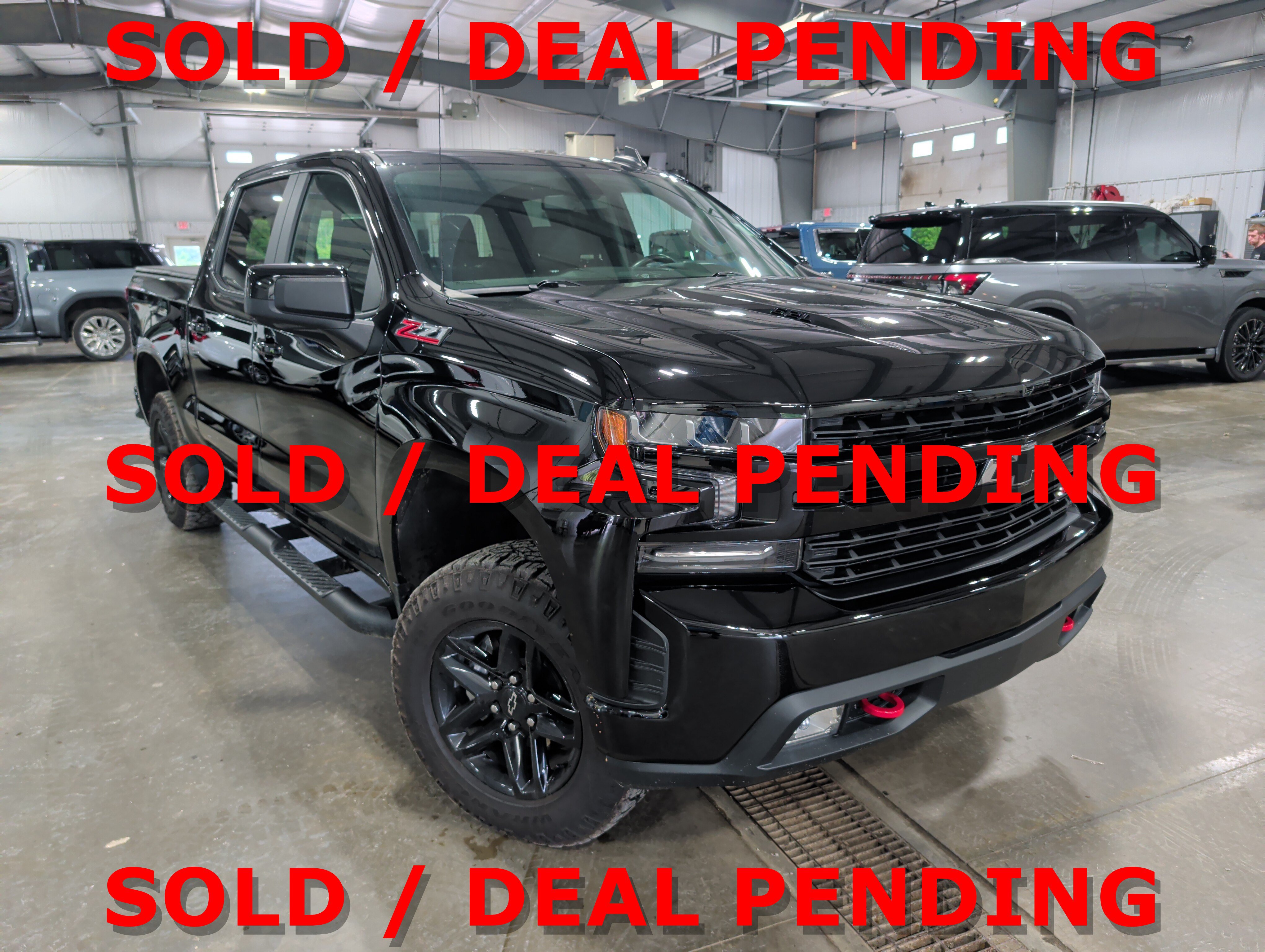 Used 2020 Chevrolet Silverado 1500 LT Trail Boss w/ Midnight Edition AWD/4WD image 1