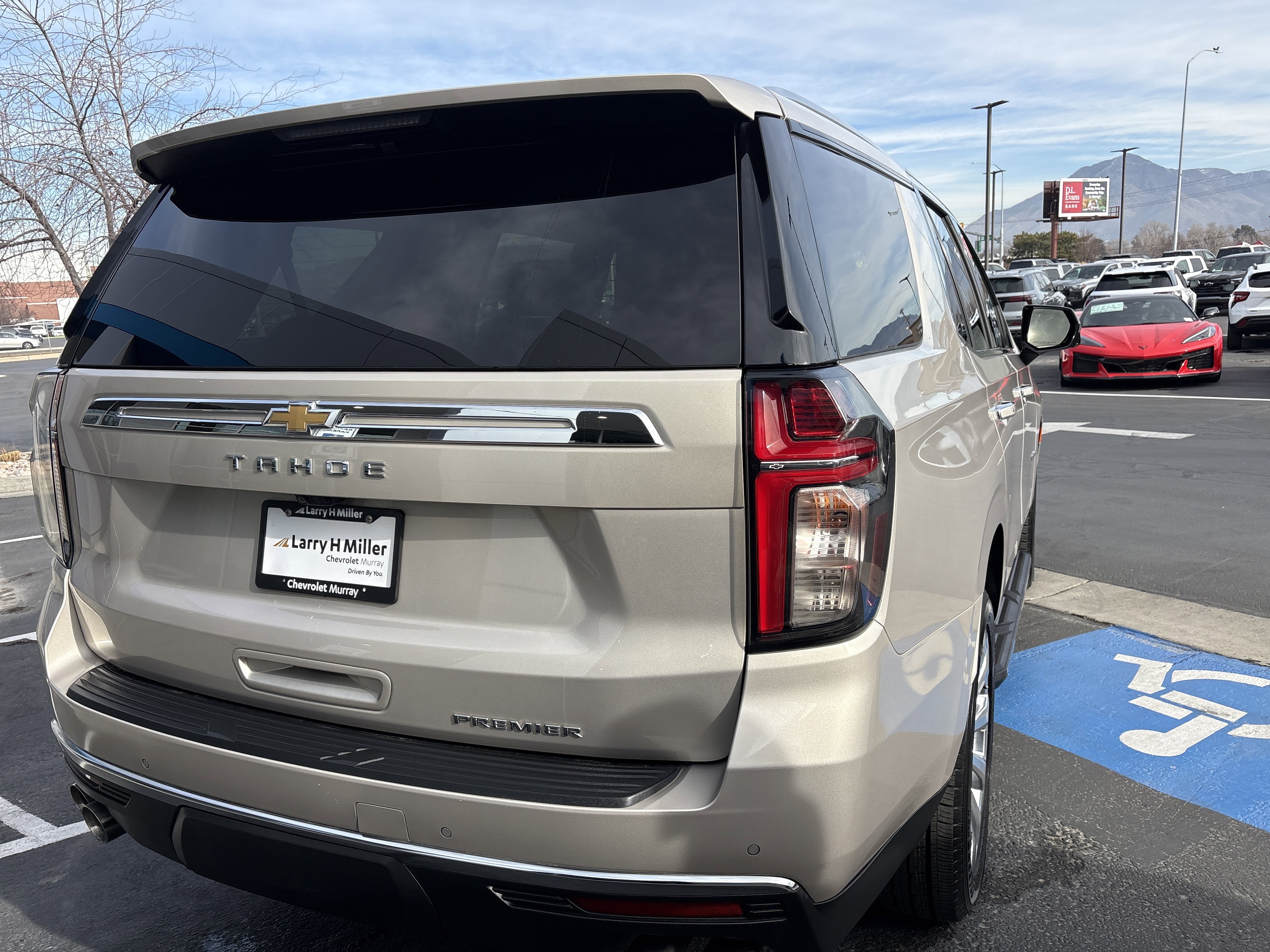 Used 2021 Chevrolet Tahoe Premier w/ Premium Package image 5